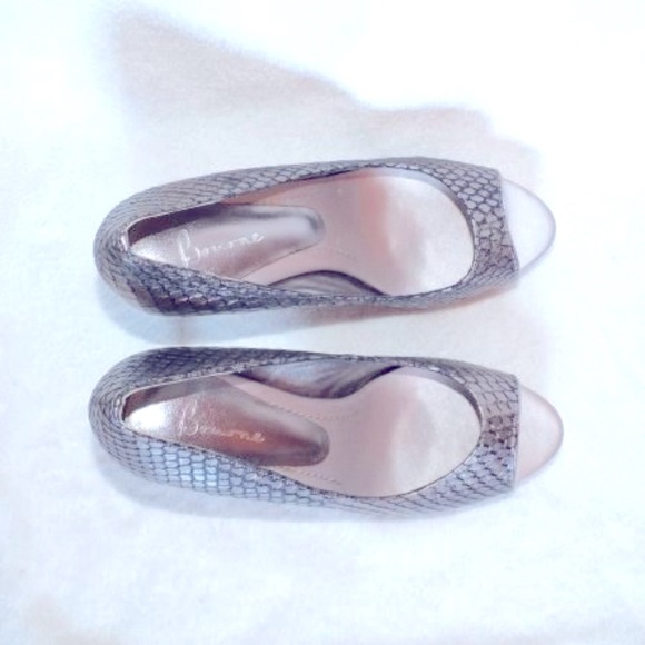 NWOT Designer Bourne Gold and Black Peep Toe Pump - Picture 7 of 7